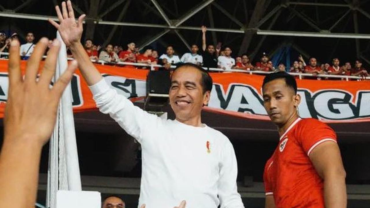 Kedua jenderal bintang 4 ini sama-sama menyaksikan timnas sekaligus mendampingi Jokowi.<br>