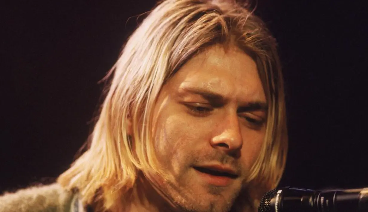 "Miliki keinginan untuk menjadi orang lain sama saja menyia-nyiakan diri sendiri." (The Sun)