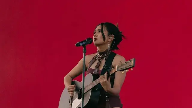 8 Gaya Nyentrik Niki Zefanya Tampil Perdana di Coachella 2022