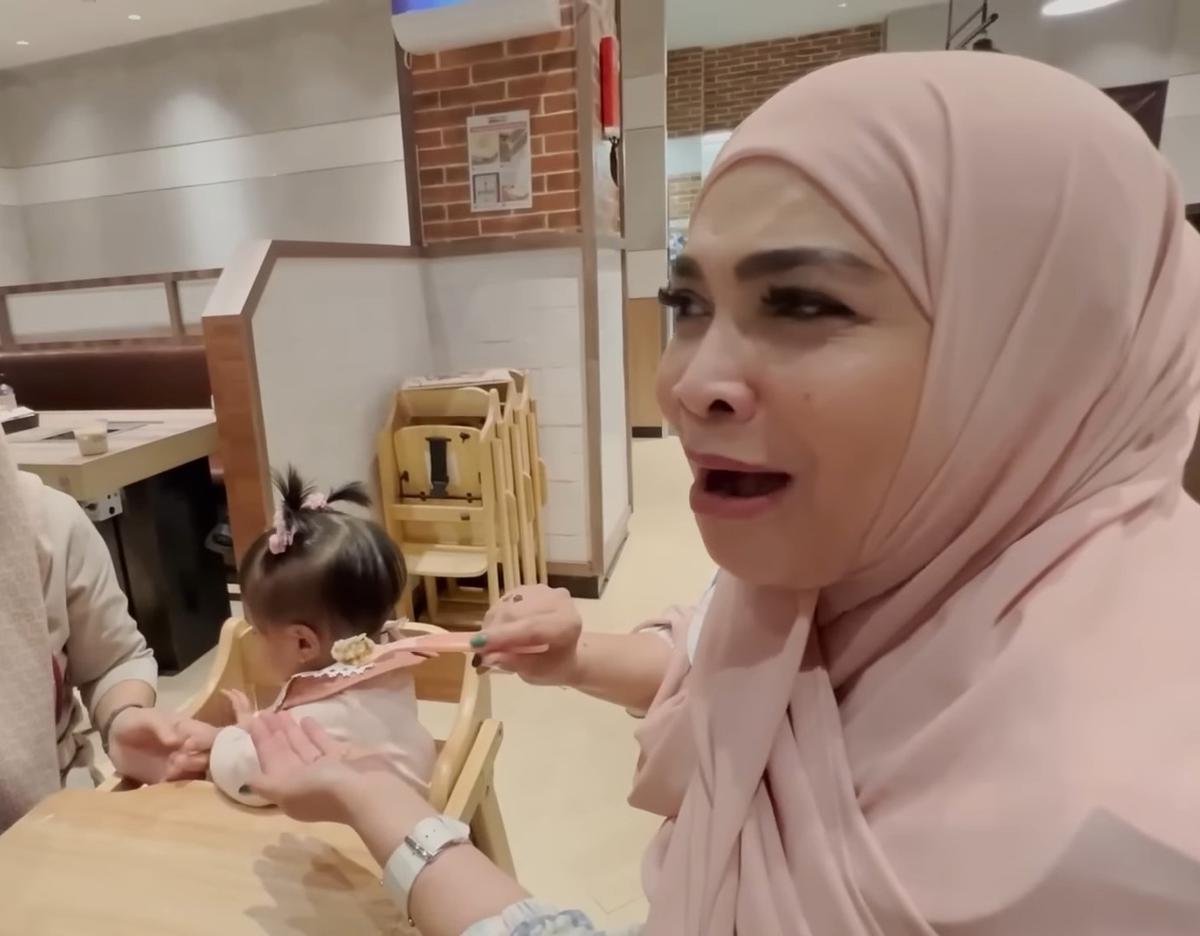 Aksi Tutup Mulut Baby Lily Disuapi Rieta Amilia, 'Bank Pusat' Sebut Sang Cucu Sudah Bisa Ngambek