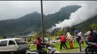 Kawah Sileri Dieng mengeluarkan asap putih setinggi 50 meter pada Minggu (2/7/2017) siang.