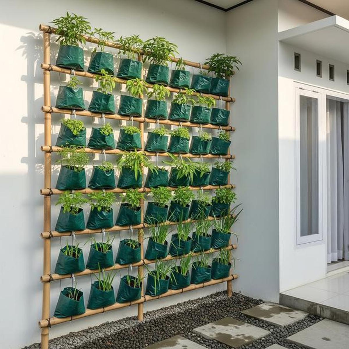 9 Desain Kebun Sayur Vertikal dari Kantong Kresek, Solusi Mandiri Pangan di Lahan Sempit