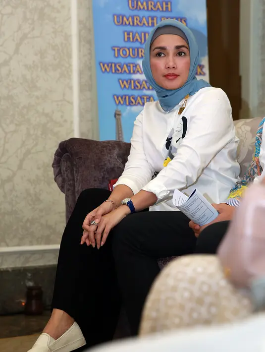 "Aku ga mau ajak Amel aja atau Ara aja, Alea aja, tunggu pada gede. Biasakan mereka sholat dan ngaji. Biasakan dengan kata umroh. Biar dia tahu kalau umroh itu ibadah, plus liburan tapi ada ibadah," jelas Ussy. (Deki Prayoga/Bintang.com)