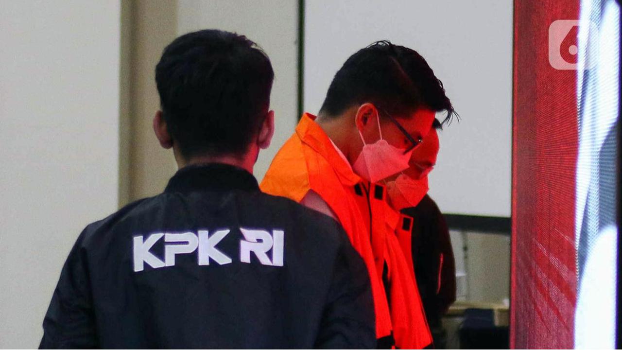 Mantan Menteri Sosial, Juliari Peter Batubara berjalan meninggalkan gedung KPK usai menjalani pemeriksaan