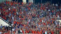 Suporter Timnas Vietnam di Stadion My Dinh, Hanoi, saat leg kedua semifinal Piala AFF 2018 menjamu Filipina, Kamis (6/12/2018). (Bola.com/Dok. AFF Suzuki Cup)