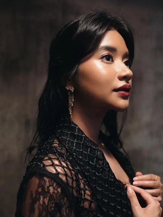 Adira tampil mengenakan balutan kebaya moderen berwarna hitam. Dia memadukannya dengan perhiasan anting dan kalung yang menunjang penampilannya di hari kedua Lebaran.  “Second look for this year’s Eid,” tulisnya di akun Instagramnya. (Instagram/adirakania)