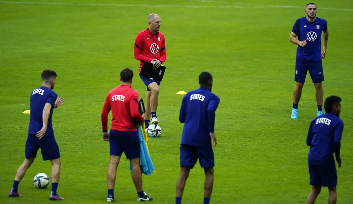 Pelatih Amerika Serikat Gregg Berhalter (tengah) berbica dengan para pemainnya saat sesi latihan jelang melawan Meksiko pada pertandingan kualifikasi Piala Dunia 2022 di Stadion Azteca, Mexico City, Meksiko, 23 Maret 2022. (AP Photo/Eduardo Verdugo)