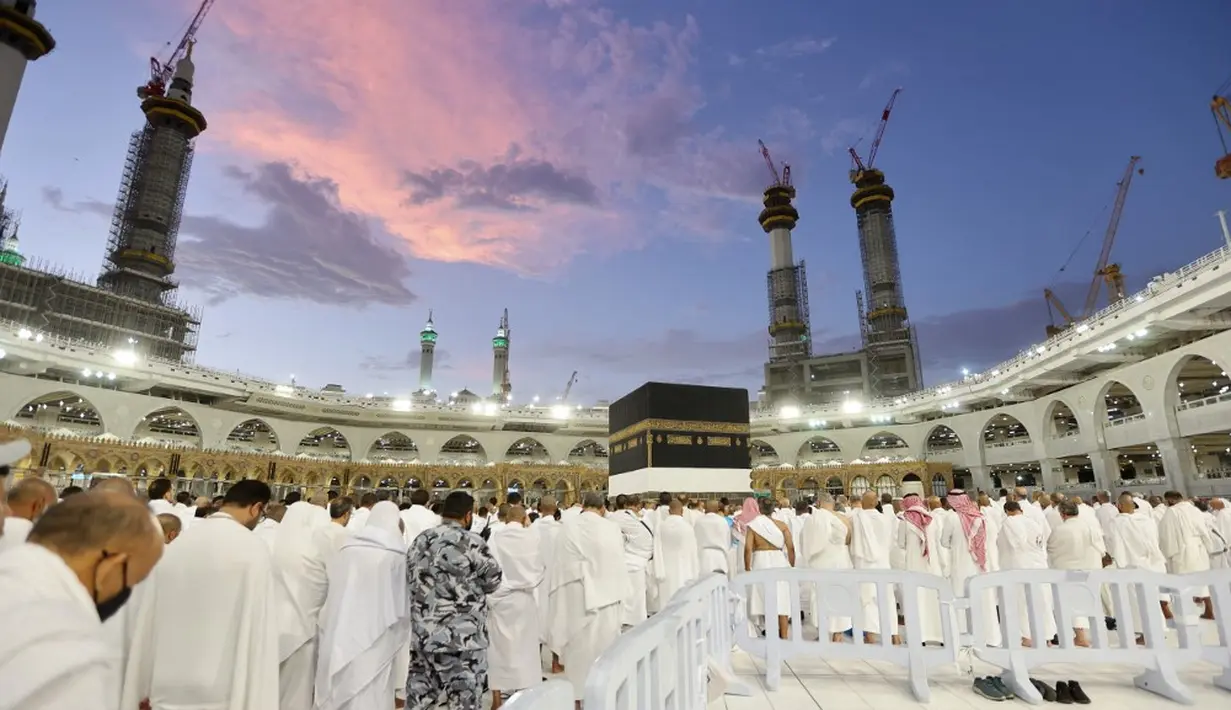 <p>Bandara Internasional Pangeran Mohammed Bin Abdulaziz di Madinah telah menyaksikan jumlah jamaah terbesar yang tiba sejauh ini. "Hal ini membuktikan keinginan jamaah untuk memulai perjalanan mereka di Madinah," ujar Al-Bijawi. (Abdel Ghani BASHIR/AFP)</p>