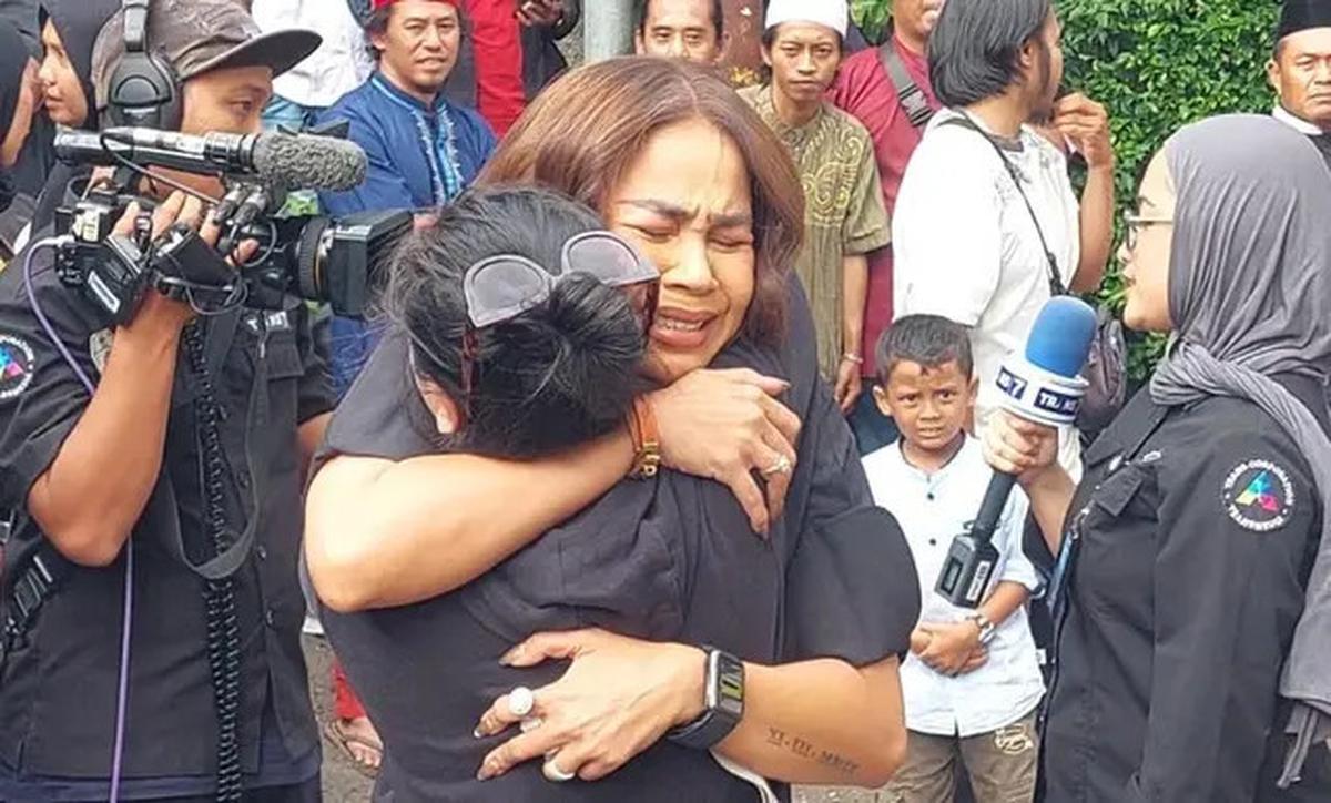 Tangis Melaney Ricardo Pecah di Rumah Duka Mpok Alpa, Sebut Almarhumah Sosok yang Kuat