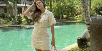 Bergaya ala island girl, Raisa memilih dress katun dengan aksen bordir. Nuansa kuning muda dan bordir hadirkan kesan gaya yang begitu santai. [Foto: Instagram/ Raisa]