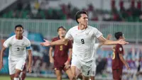 Striker debutan Timnas Indonesia, Mitchell Baker, merayakan gol yang dicetaknya ke gawang Kamboja dalam laga Grup A Piala AFF 2026 di Stadion Pakansari, Cibinong, Senin (27/7/2026). (Kapanlagi.com/Budy Santoso)