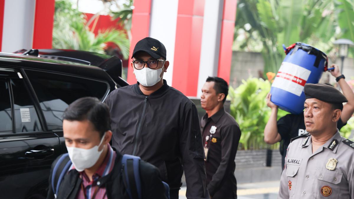 Bupati Klaten Tiba di KPK Petugas Angkut Tong Biru Bersegel