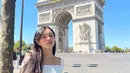 Beby Tsabina juga mengunjungi Arc de Triomphe yang menjadi monumen terkenal di Paris. Ia memilih mengenakan squareneck long sleeve top berwarna putih yang dipadukan dengan jeans. (instagram/bebytsabina)