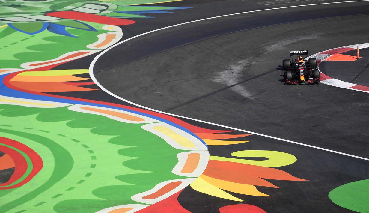 Meski demikian, Verstappen tidak perlu menunggu lama, karena kembali menjadi pemimpin balapan setelah Perez masuk pit pada lap 41. (AFP/Pedro Pardo)