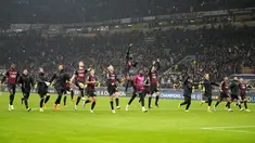 Para pemain AC Milan merayakan kemenangan atas FC Salzburg pada pertandingan lanjutan Grup E Liga Champions di stadion San Siro di Milan, Italia, Kamis (3/11/2022). Milan menang atas Salzburg 4-0.  (AP Photo/Luca Bruno)