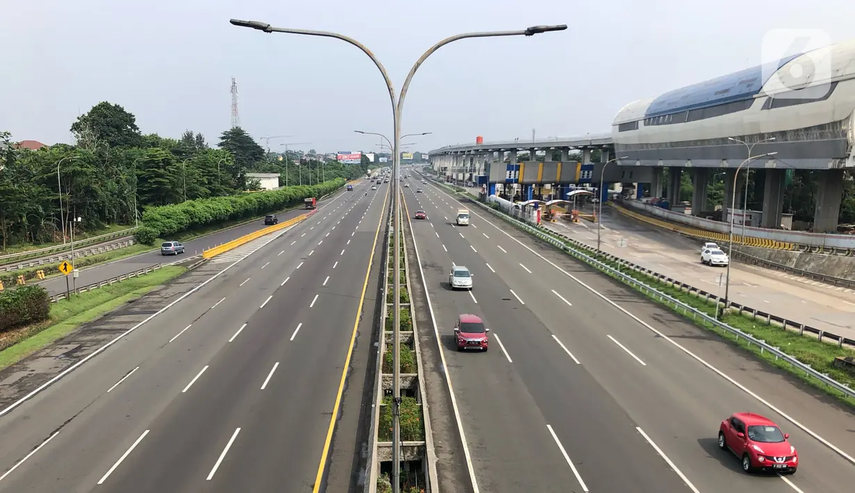 Kendaraan melintasi ruas jalan tol di Jakarta, Minggu (10/5/2020). Pendapatan perusahaan pengelola jalan tol diperkirakan anjlok 70% hingga 80% per hari akibat pembatasan sosial berskala besar (PSBB) dan larangan mudik Lebaran 2020. (Liputan6.com/Immanuel Antonius)
