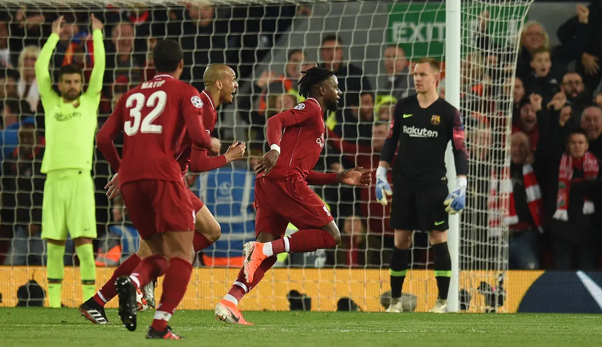 Selebrasi striker Liverpool, Divock Origi (kedua kanan) setelah mencetak gol ke gawang Barcelona pada laga leg kedua semifinal Liga Champions 2018/2019 di Anfield Stadium, Liverpool (7/5/2019). Bersama Liverpool pada musim 2018/2019, Divock Origi tampil dalam dua leg semifinal Liga Champions menghadapi Barcelona. Ia mencetak dua gol dalam kemenangan 4-0 pada leg kedua dan membawa Liverpool lolos ke final yang akhirnya menjadi juara usai membungkam Tottenham Hotspur 2-0 di mana ia turut menyumbang satu gol. (AFP/Oli Scarff)