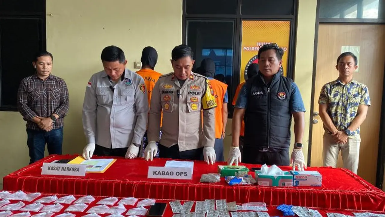 Kabag Ops Polresta Manado, Kompol Sugeng Wahyudi Santoso saat memberikan keterangan terkasi kasus narkoba pada, Rabu (11/12/2024).