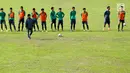 Timnas Indonesia U-19 jalani sesi latihan di Stadion Padonmar, Yangon, Jumat (9/9). Dalam sesi latihan, skuad Garuda Nusantara digenjot untuk transisi pemain dan melepas tembakan jarak jauh. (Liputan6.com/Yoppy Renato)