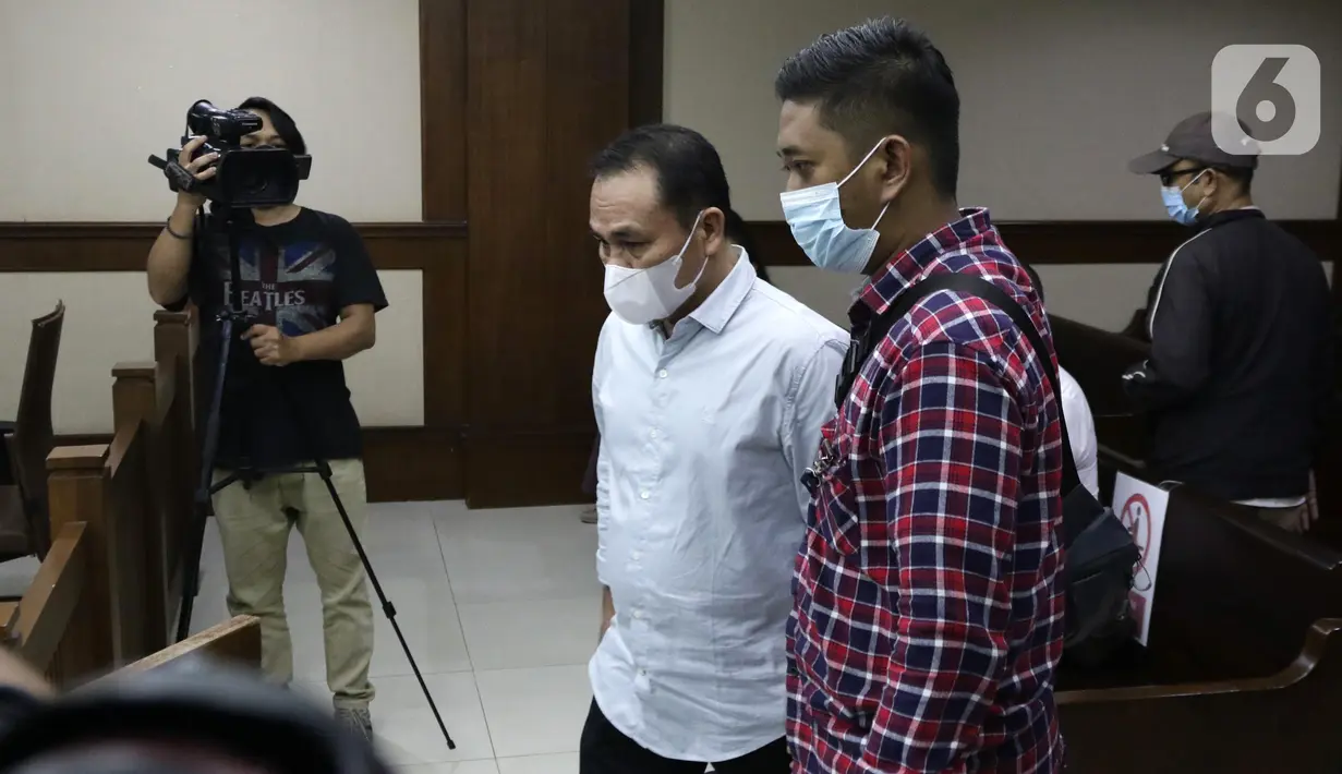 Terdakwa dugaan korupsi di Pemerintahan Kabupaten Langkat, Muara Perangin-angin sesaat sebelum menjalani sidang tuntutan di Pengadilan Tipikor, Jakarta, Senin (6/6/2022). JPU KPK menuntut Muara Perangin-angin hukuman 2 tahun 6 bulan penjara serta denda Rp 200 juta subsider 4 bulan kurungan. (Liputan6.com/Helmi Fithriansyah)