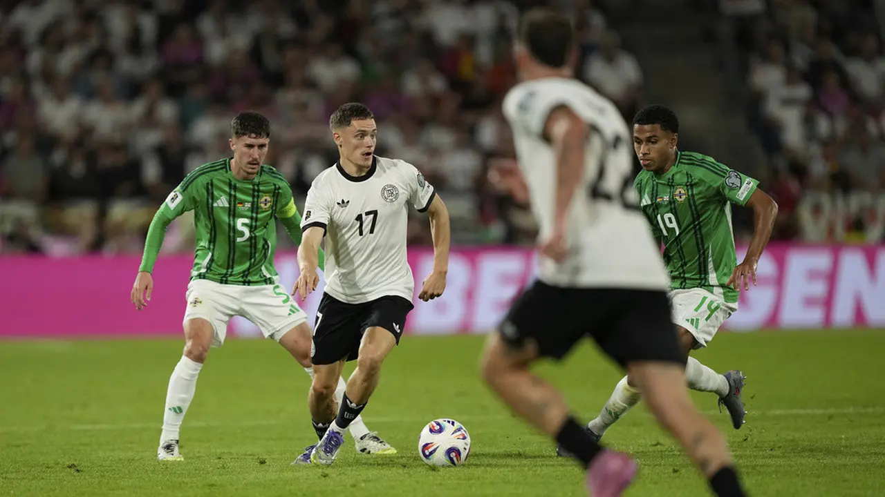 Aksi Florian Wirtz dalam duel Jerman vs Irlandia Utara di laga kedua Grup A Kualifikasi Piala Dunia 2026 zona Eropa di RheinEnergieStadion, Senin (08/09/2025). (AP Photo/Martin Meissner)