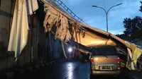 Jembatan Penyeberangan Orang (JPO) di Jalan Raya Pasar Minggu, Jakarta Selatan ambruk. (Liputan6.com/FX Richo Pramono)