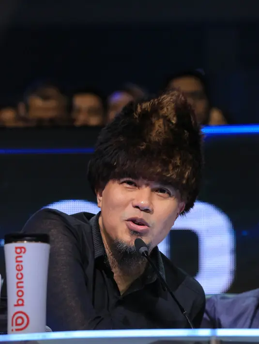 Ahmad Dhani acara Grand Final Indonesian Idol X, Senin (24/2/2020) malam. (Adrian Putra/Fimela.com)