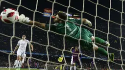 Striker Barcelona, Malcom, mencetak gol ke gawang Cultural Leonesa pada laga Copa del Rey di Stadion Camp Nou, Rabu (5/12). Barcelona menang 4-1 atas Cultural Leonesa. (AP/Manu Fernandez)