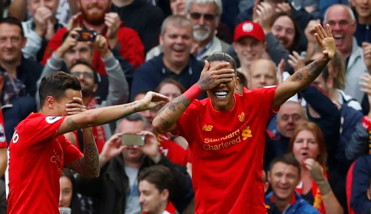 Pemain Liverpool, Philippe Coutinho (kiri), merayakan golnya ke gawang Hull City bersama Roberto Firmino dalam laga Premier League di Stadion Anfield, Sabtu (24/9/2016). (Reuters/Eddie Keogh)