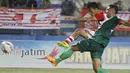 Penyerang Persepam Madura United, Sirvi Arfani (belakang) menendang kearah gawang PSS Sleman pada laga Piala Kemerdekaan di Stadion Wilis, Madiun, Sabtu (15/08/2015). Persepam berhasil taklukan PSS 2-0. (Bola.com/Robby Firly)