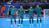 Para pemain Timnas Futsal Indonesia merayakan gol ketiga timnya ke gawang Vietnam dalam laga perempat final Piala Asia Futsal 2026 di Indonesia Arena, Senayan, Jakarta, Selasa (03/02/2026). (Bola.com/Bagaskara Lazuardi)