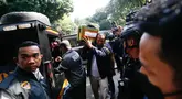 Petugas kepolisian memasukkan barang bukti hasil penggeledahan dari rumah di Sentul terkait dugaan kasus korupsi ke dalam gedung Direktorat Reserse Kriminal Khusus (Disreskrimsus) Polda Metro Jaya, Kamis (9/7/2026), (KLY/Budy Santoso)