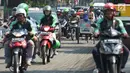 Pengendara padat merayap melewati jalan Cikini Raya,Jakarta, Kamis(1/8/2019). Kemacetan jalan tersebut karena adanya proyek pelebaran trotoar yang direvitalisasi serta penggantian aspal jalan dan volume kendaraan yang cukup tinggi. (merdeka.com/Imam Buhori)