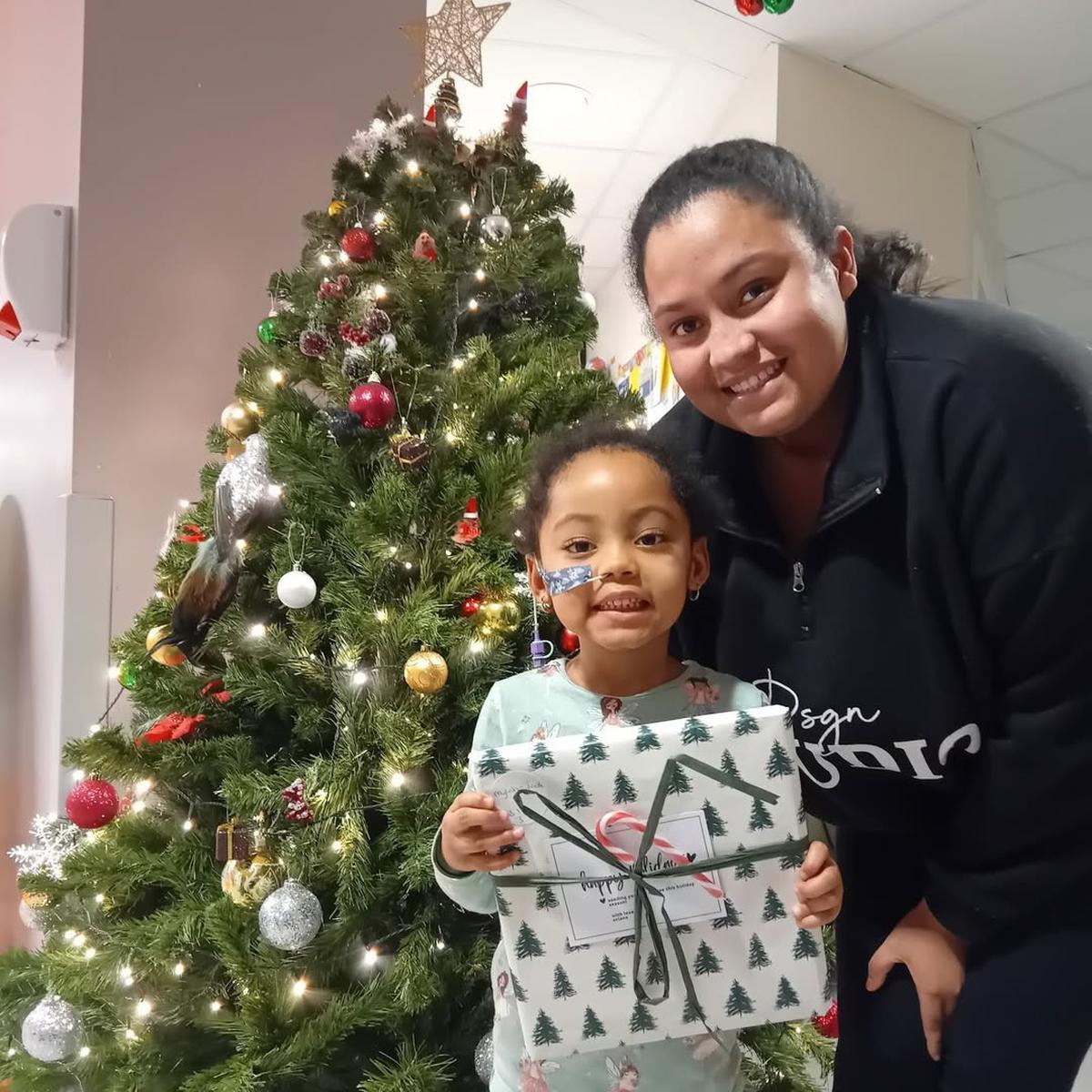 Dermawan Banget! Ariana Grande Donasikan Hadiah Natal Untuk Anak-Anak di Rumah Sakit Manchester