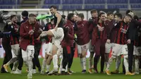 Para pemain AC Milan merayakan kemenangan mereka melawan Lazio setelah pertandingan lanjutan Liga Serie A Italia di stadion San Siro di Milan, Italia, Kamis (24/12/2020). AC Milan menang dramatis atas Lazio dengan skor 3-2. (AP Photo / Luca Bruno)