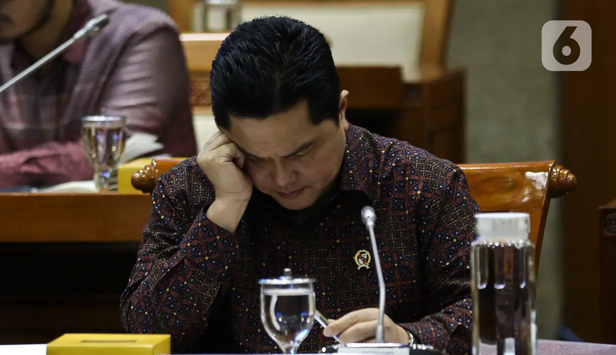 Menteri BUMN, Erick Thohir mengikuti rapat dengar pendapat umum dengan Panitia Kerja (Panja) DPR RI untuk skandal di PT Asuransi Jiwasraya (Persero), di Kompleks Parlemen, Jakarta, Selasa (29/1/2020). Erick Thohir diundang untuk membahas penyelesaian sengkarut Jiwasraya. (Liputan6.com/Johan Tallo)