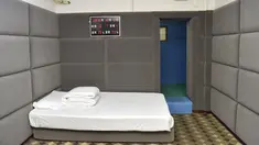 Interior ruangan di salah satu kamar tahanan untuk koruptor di Chengdu, China, 10 Desember 2015. Penjara khusus para terduga koruptor ini didesain dengan ditambah busa pada setiap dinding untuk memberi kenyamanan dan mencegah tahanan bunuh diri. (REUTERS)