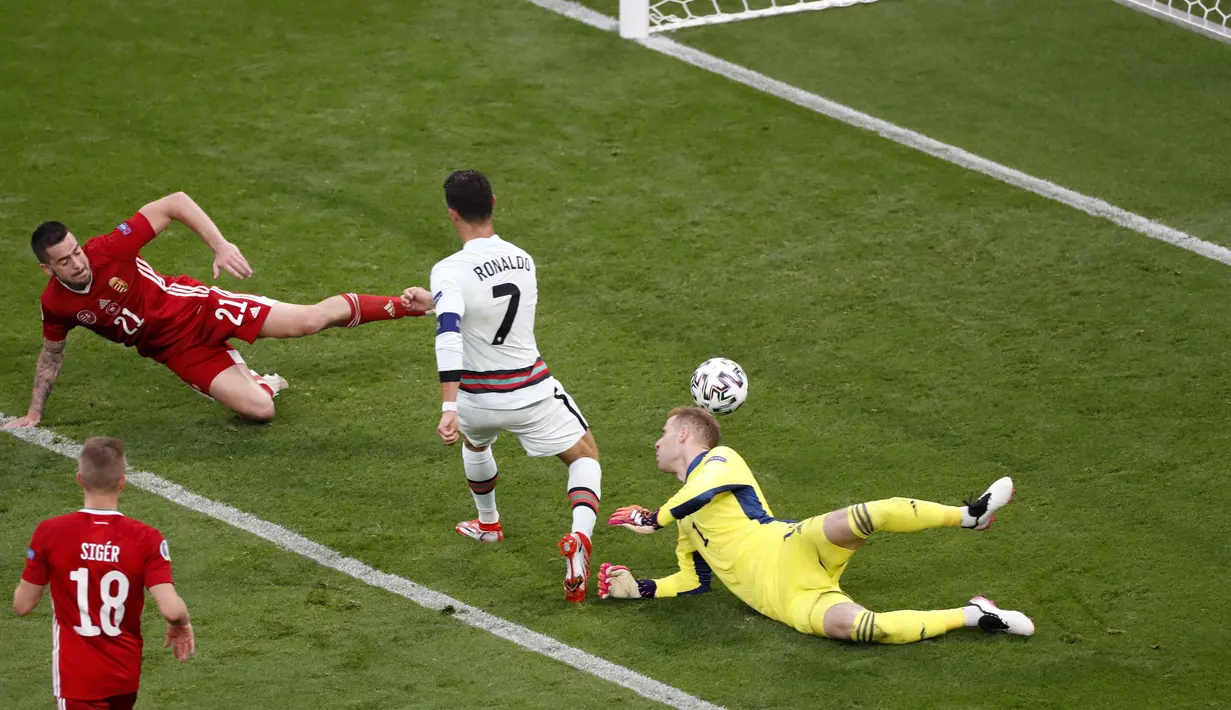 Penyerang Portugal, Cristiano Ronaldo saat mencetak gol ke gawang Hungaria pada pertandingan grup F Euro 2020 di stadion Ferenc Puskas di Budapest, Hungaria, Selasa (15/6/2021). Ronaldo mencetak dua gol dipertandingan ini dan mengantar Portugal menang atas Hungaria 3-0. (AP Photo/Laszlo Balogh, Pool