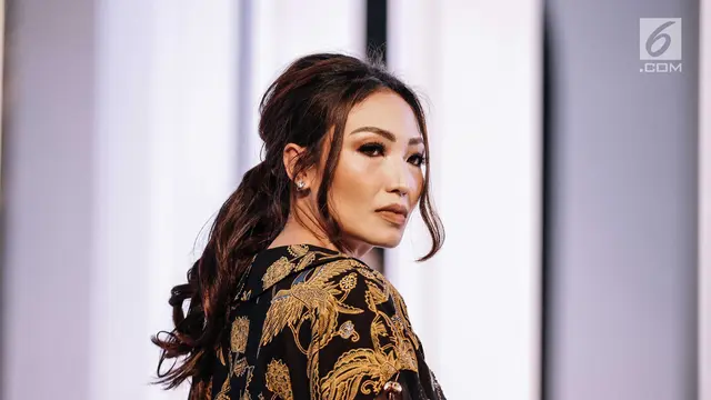 Tirta - Mel Ahyar Suguhkan Batik Detail Rumit di Fashion Nation 2018