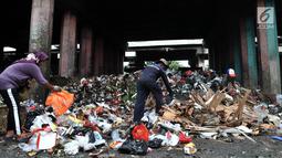 Pemulung memilah sampah di kolong Tol Wiyoto-Wiyono, Sungai Bambu, Jakarta, Selasa (15/1). Kolong Tol tersebut berubah menjadi tempat penampungan sampah warga di 3 kelurahan sehingga menyebabkan pencemaran lingkungan. (Merdeka.com/Iqbal S. Nugroho)