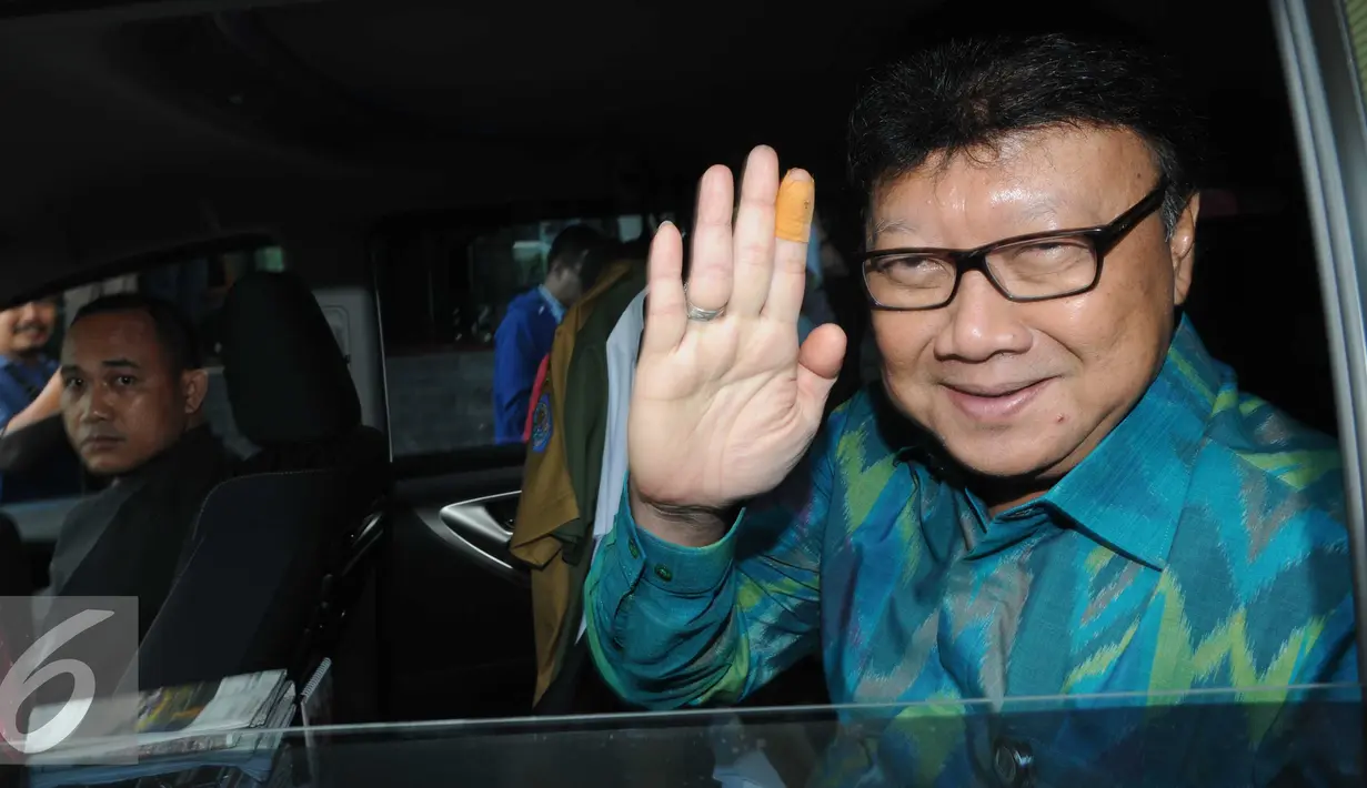 Tjahjo Kumolo menyapa awak media usai rapat koordinasi di Jakarta, Senin (15/2). Rapat membahas soal tindak lanjut dan pengawasan atas pengelolaan pertambangan mineral dan batubara serta sektor energi tahun 2016. (Liputan6.com/Helmi Afandi)    
