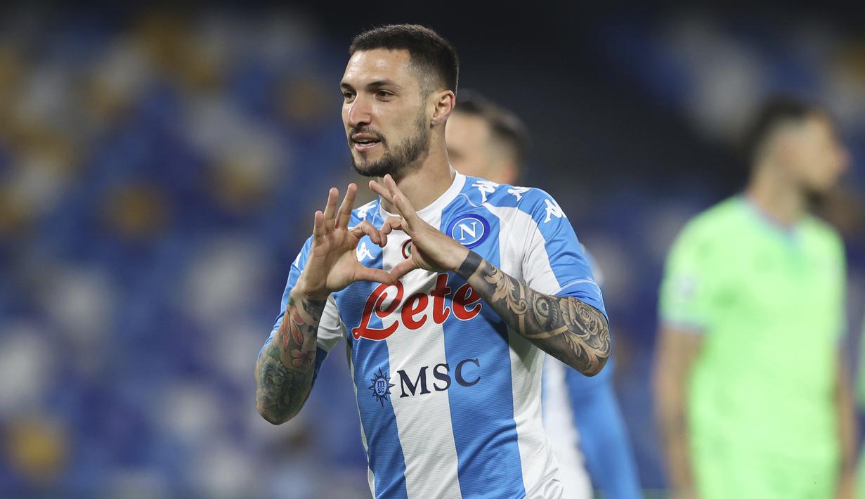 Gelandang Napoli, Matteo Politano melakukan selebrasi usai mencetak gol kedua timnya ke gawang Lazio dalam laga lanjutan Liga Italia 2020/2021 pekan ke-32 di Diego Armando Maradona Stadium, Naples, Kamis (22/4/2021). Napoli menang 5-2 atas Lazio. (Lapresse via AP/Alessandro Garofalo)