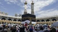 Tawaf ifadah dimulai sejak tengah malam pada hari Nahr yakni tanggal 10 Dzulhijah. Hal ini berdasarkan pendapat Imam Syafi&rsquo;i dan Imam Ahmad. (AP Photo/Amr Nabil)