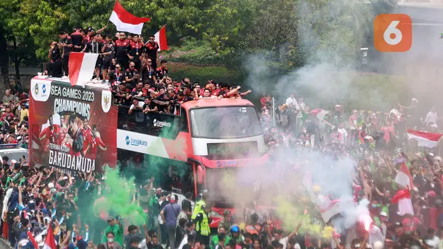Foto: Pemandangan Menakjubkan! Begini Jadinya Ketika Bus Timnas Indonesia U-22 saat Melewati Ikon Kota Jakarta saat Kira87uara