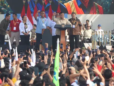 Presiden Prabowo Subianto (kedua kanan berdiri) didampingi sejumlah pimpinan organisasi-organisasi buruh menyampaikan pidato dalam peringatan Hari Buruh Internasional atau May Day 2026 di kawasan Monumen Nasional (Monas), Jakarta, Jumat (1/5/2026). (merdeka.com/Arie Basuki)
