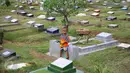 Seorang anak berada di salah satu makam di TPU Karet Bivak, Jakarta, Jumat (13/1). Semakin berkurangnya lahan hijau menyebabkan anak-anak di Ibukota terpaksa bermain di tempat yang tidak semestinya. (Liputan6.com/Immanuel Antonius)
