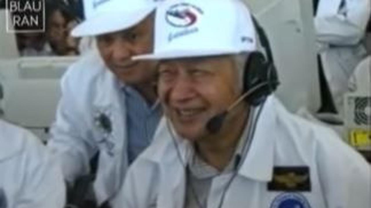 "Ini bukan buatan saya. Ini hasil karya insinyur-insinyur Indonesia," kata Habibie membanggakan kemampuan anak buahnya.