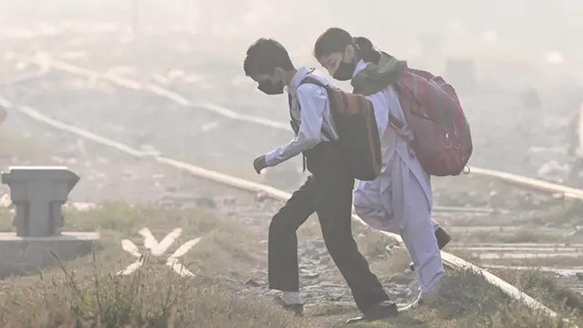 Menembus Selimut Kabut Asap, Pelajar di Pakistan Kembali ke Sekolah