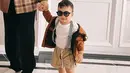 <p>Tampil stylish, gaya Ukkasya dengan jaket boomber dan docmart bisa jadi pilihan lain OOTD anak. [Foto: Instagram/ukkasyahki]</p>