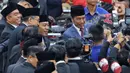 Presiden RI, Joko Widodo berswafoto bersama komedian yang anggota Dewan Perwakilan Daerah (DPD) RI dari Provinsi Jawa Barat, Alfiansyah atau Komeng usai rapat paripurna pelantikan anggota DPR Republik Indonesia terpilih periode 2024-2029 di Gedung Nusantara, Kompleks Parlemen, Senayan, Jakarta, Selasa (1/10/2024). (Liputan6.com/Angga Yuniar)